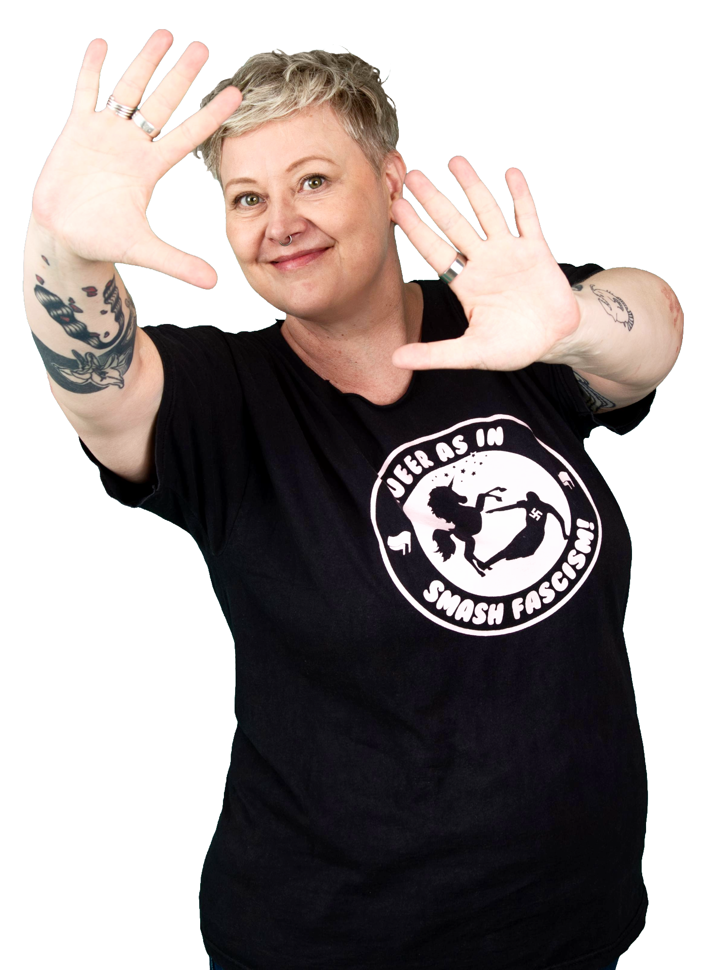 Raisa hymyilee mustassa t-paidassa